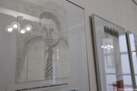 V prostorih občinske stavbe na ogled razstava literarnih in likovnih del na temo Častni občan Kamnika (60)